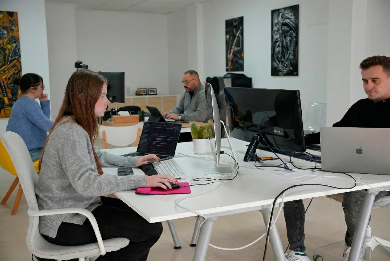 Equipo de Enredados Marketing trabajando en su oficina